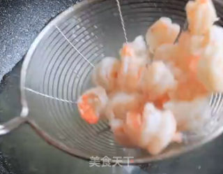 西芹炒虾仁的做法步骤：6