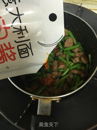 牛排炒意面的做法步骤：3