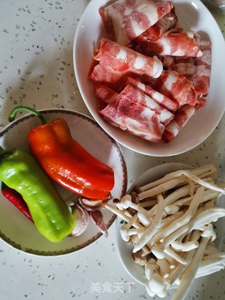 海鲜菇炒肥牛的做法步骤：1