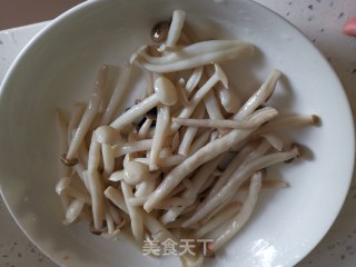 海鲜菇炒肥牛的做法步骤：5