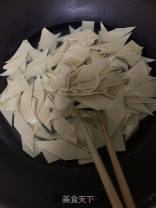 尖椒干豆腐的做法步骤：1