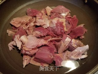 胡萝卜烧牛腩牛筋的做法步骤：1