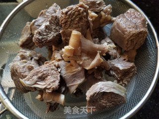胡萝卜烧牛腩牛筋的做法步骤：2