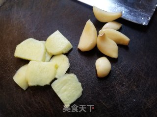 胡萝卜烧牛腩牛筋的做法步骤：3