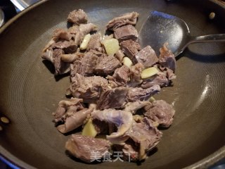 胡萝卜烧牛腩牛筋的做法步骤：7