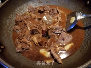 胡萝卜烧牛腩牛筋的做法步骤：9