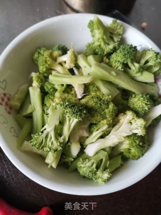 西兰花炒蛋白的做法步骤：5