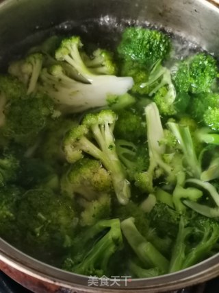 西兰花炒蛋白的做法步骤：6