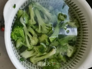 西兰花炒蛋白的做法步骤：8