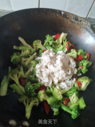 西兰花炒蛋白的做法步骤：15