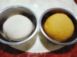 南瓜双色椰蓉花卷的做法步骤：1