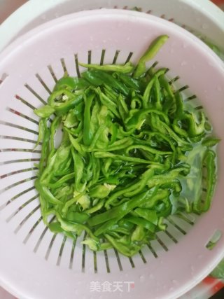 青椒炒鸡蛋的做法步骤：2