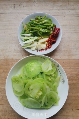 线辣子炒绿柿子的做法步骤：4
