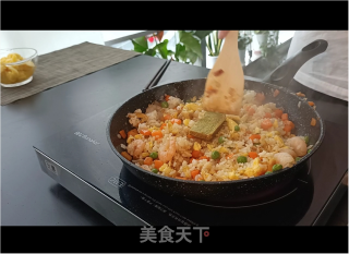 菠萝炒饭的做法步骤：11