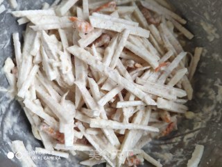 芋头虾仁饼的做法步骤：2