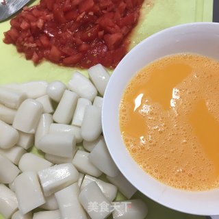 蕃茄鸡蛋炒年糕的做法步骤：1