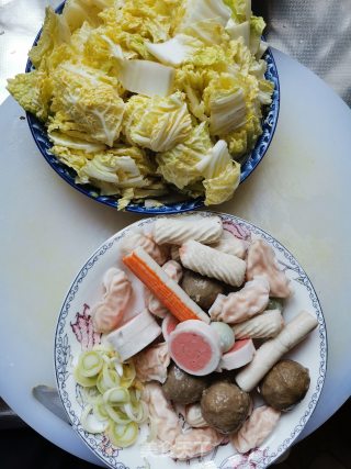 白菜烧什锦丸子的做法步骤：1