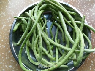 蒜香蚝油豆角的做法步骤：1