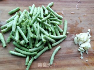 蒜香蚝油豆角的做法步骤：2