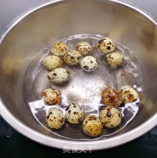 鹌鹑蛋烧鸡的做法步骤：1