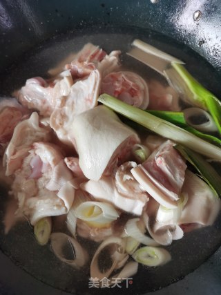 酱猪蹄的做法步骤：1