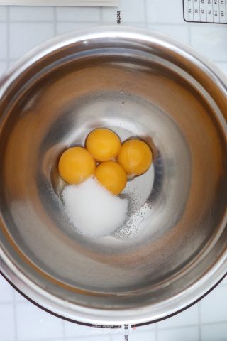 北海道戚风蛋糕的做法步骤：1