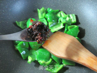 牛肉酱炒灯椒的做法步骤：5