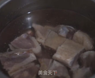 土豆炖腊鸭腿的做法步骤：1