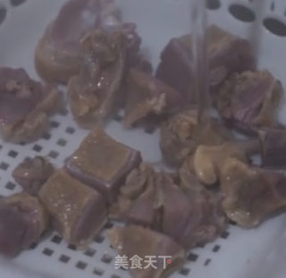 土豆炖腊鸭腿的做法步骤：4