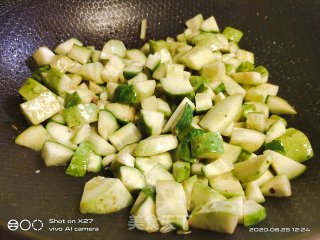 肉丝炒水果黄瓜的做法步骤：3