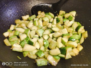 肉丝炒水果黄瓜的做法步骤：4