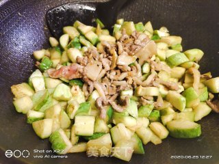 肉丝炒水果黄瓜的做法步骤：5