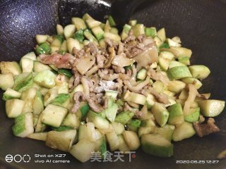 肉丝炒水果黄瓜的做法步骤：6