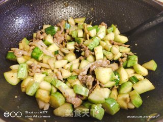 肉丝炒水果黄瓜的做法步骤：7