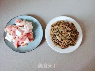 干豆角炒肉的做法步骤：1