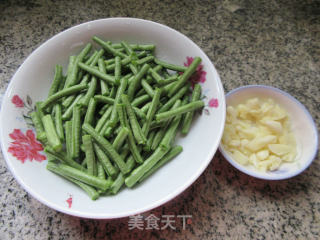 蒜香豇豆的做法步骤：1