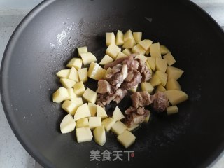 土豆烧牛尾的做法步骤：4