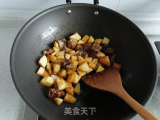 土豆烧牛尾的做法步骤：5