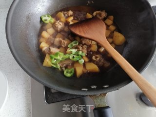 土豆烧牛尾的做法步骤：6