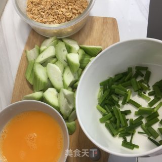 丝瓜虾皮蛋花汤的做法步骤：1