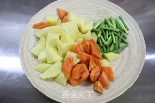 红烧鸡翅土豆的做法步骤：3
