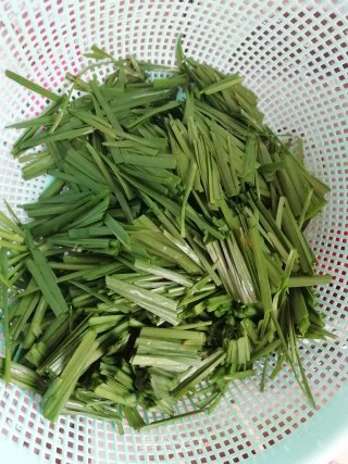 猪肉炒韭菜的做法步骤：2