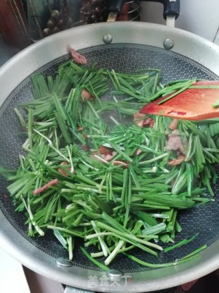 猪肉炒韭菜的做法步骤：3