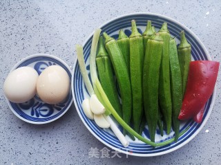 秋葵炒鸡蛋的做法步骤：1