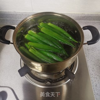 秋葵炒鸡蛋的做法步骤：2