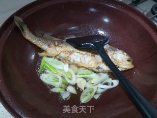 雪菜大汤黄鱼的做法步骤：5