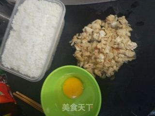 酸菜鸡蛋炒米的做法步骤：1
