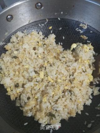 酸菜鸡蛋炒米的做法步骤：3
