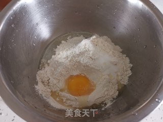 手擀面的做法步骤：1