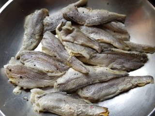 香煎去骨小黄鱼的做法步骤：1